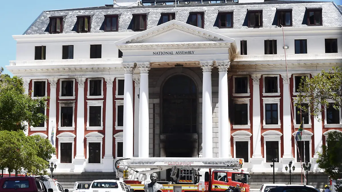 Controlan incendio en Parlamento de Sudáfrica